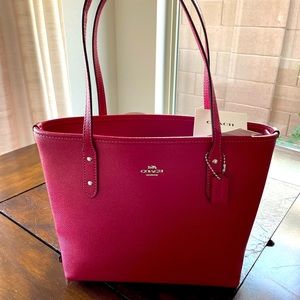 Coach NWT M/N City Zip Tote